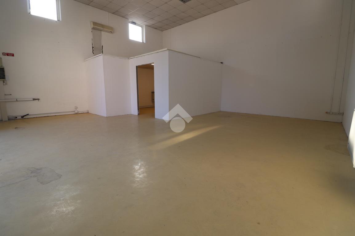 Magazzino in Via Gramsci 1, Porto Mantovano, {3} - Foto 1