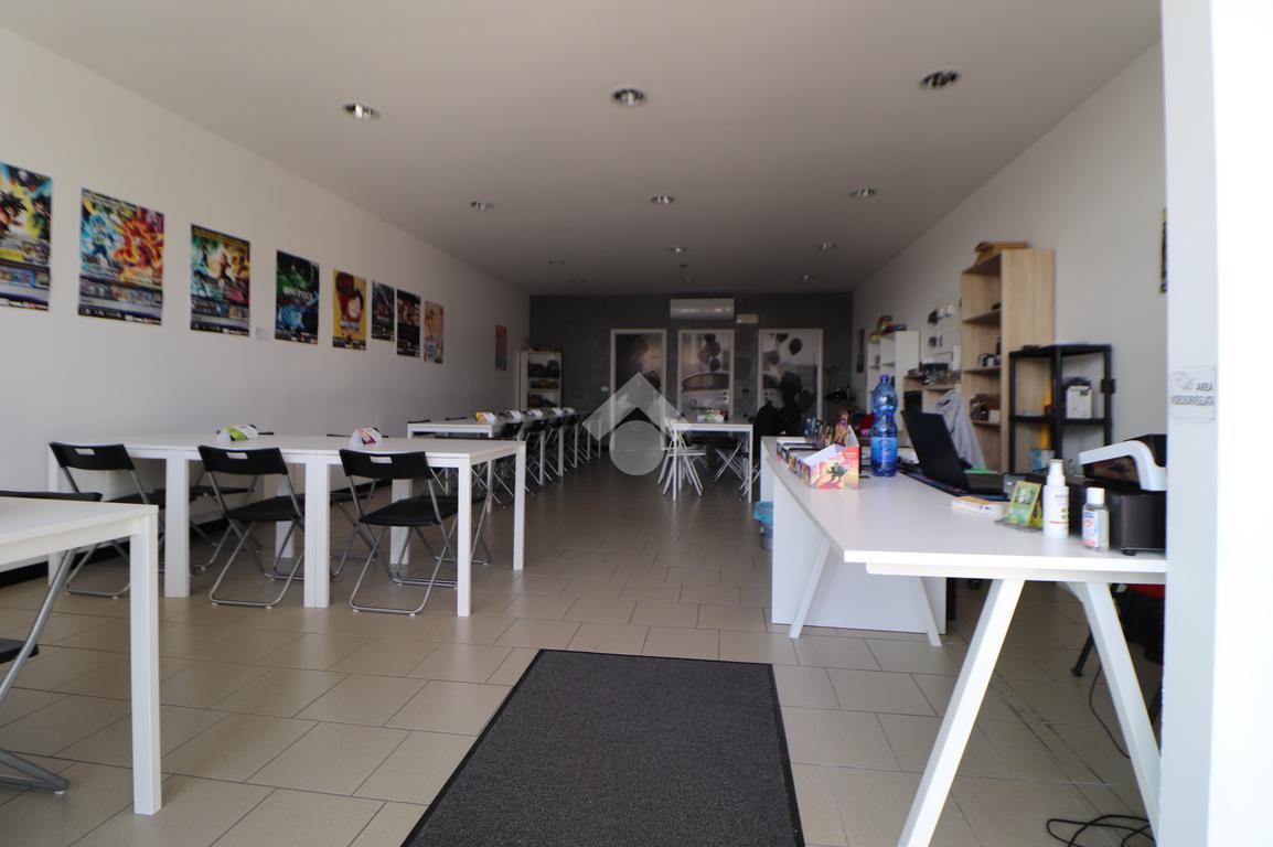 Negozio in Via Gramsci 1, Porto Mantovano, {3} - Foto 2