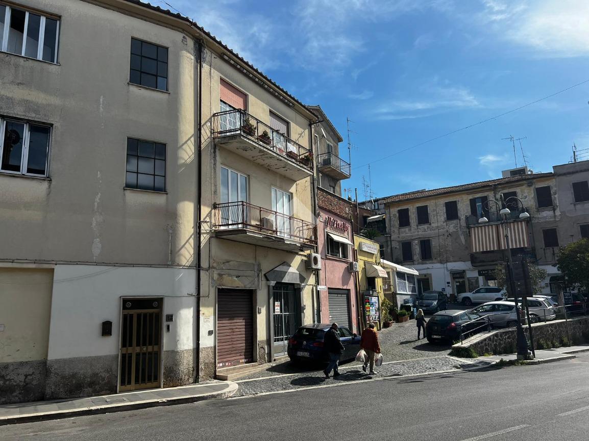 Negozio in Piazza delle Fosse Ardeatine 1, Genzano Di Roma, {3} - Foto 2