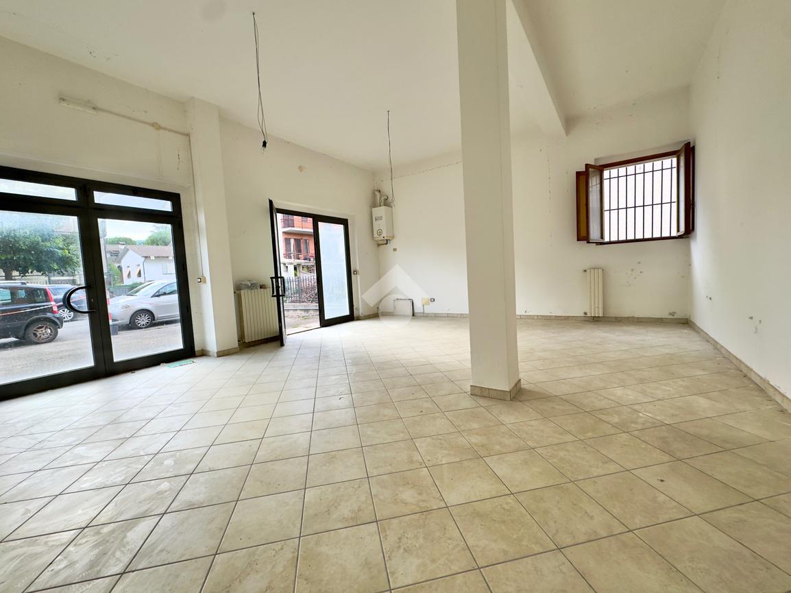 Negozio in Via Risorgimento 2, Città di Castello, {3} - Foto 1