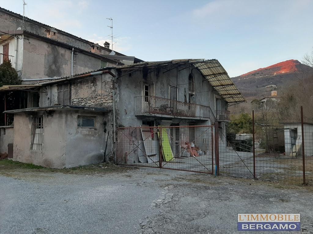 Terreno con rustico in vendita a Alzano Lombardo