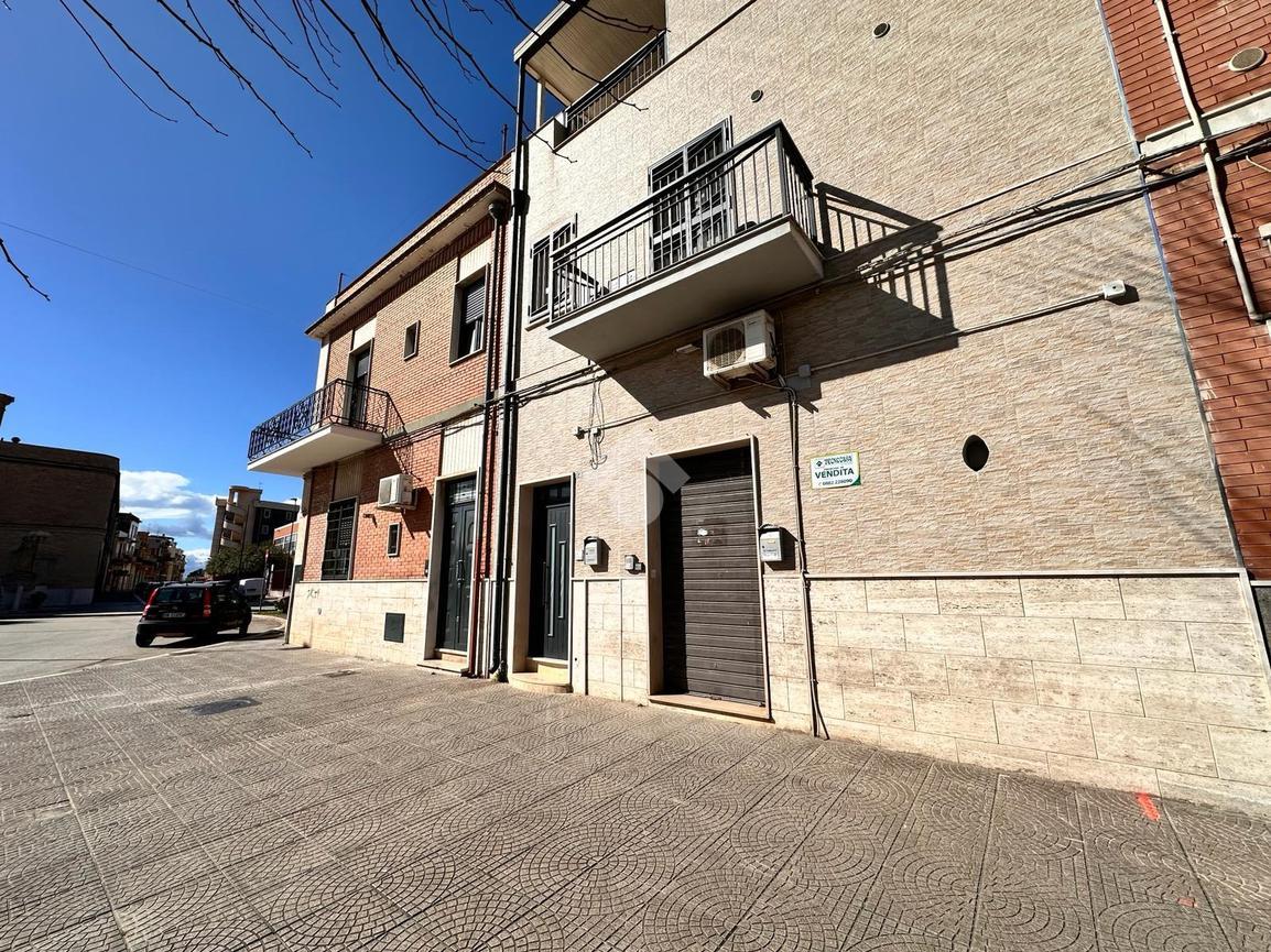 Negozio in Via Don Felice Canelli 121, San Severo, {3} - Foto 2