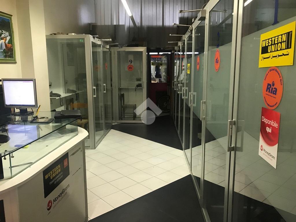 Negozio in Galleria Cosimo Fanzago 23, Bergamo, {3} - Foto 1