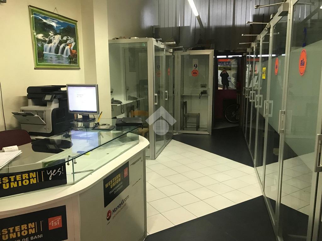 Negozio in Galleria Cosimo Fanzago 23, Bergamo, {3} - Foto 2