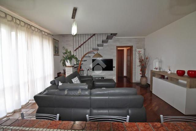 4-room flat in Via Monte Grappa 18, Malnate - Photo 1