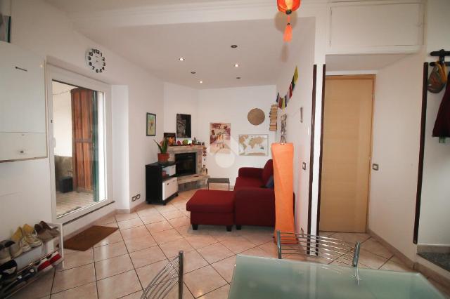 2-room flat in Via Volta 8, Binago - Photo 1