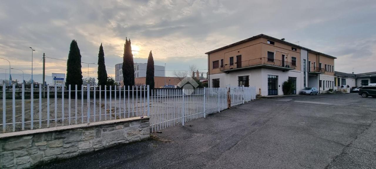 Capannone in Via Valcamonica 19, Brescia, {3} - Foto 1