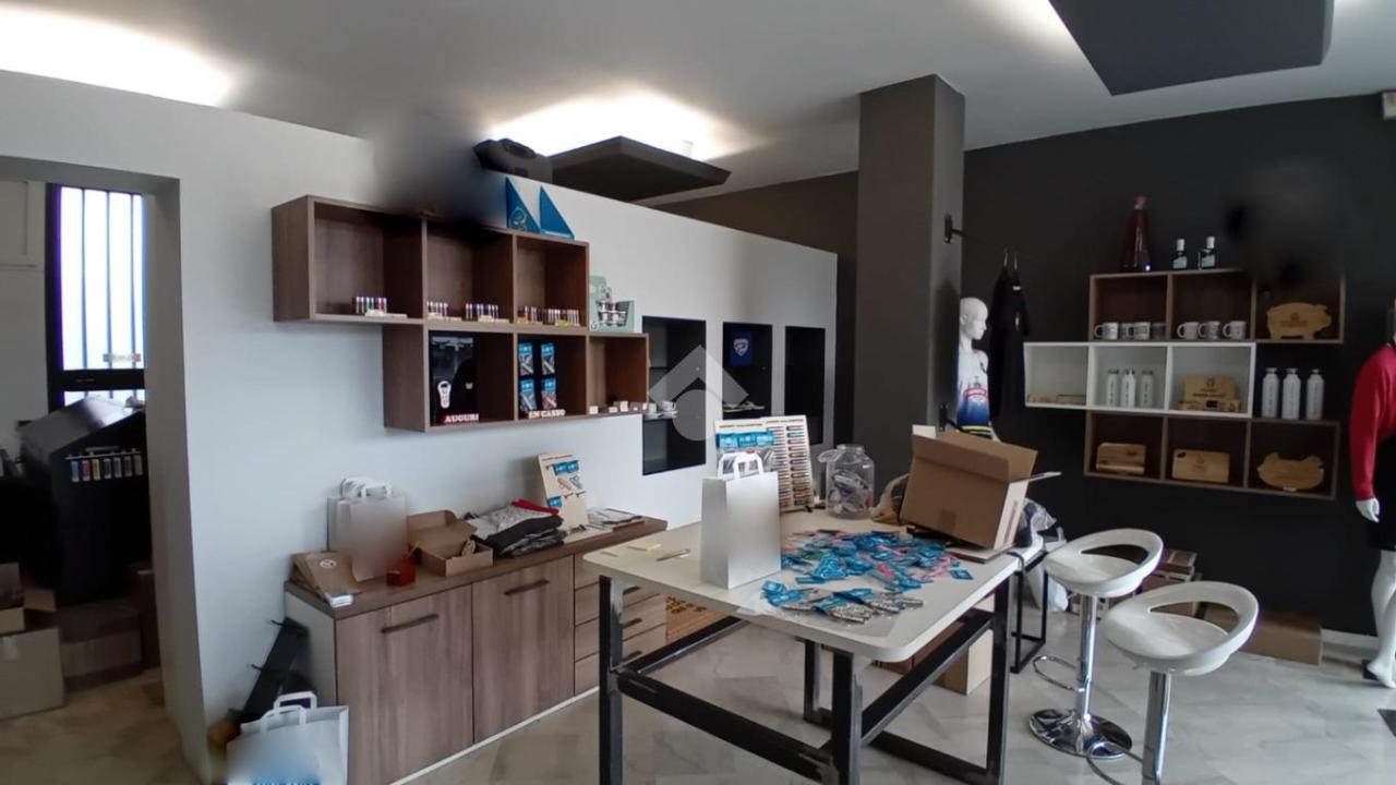 Negozio in Via Ungaretti 51, Capriano Del Colle, {3} - Foto 1