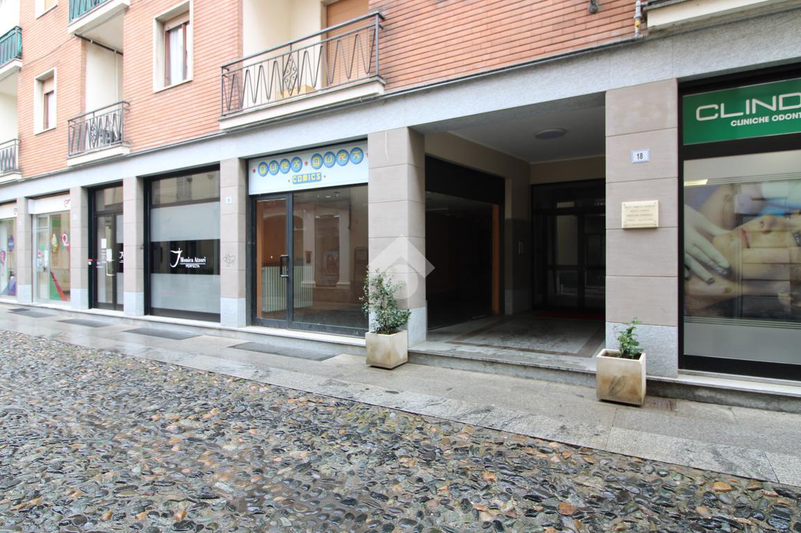 Negozio in Locale Commerciale Via Cardinal Raimondi 20, Acqui Terme, {3} - Foto 2