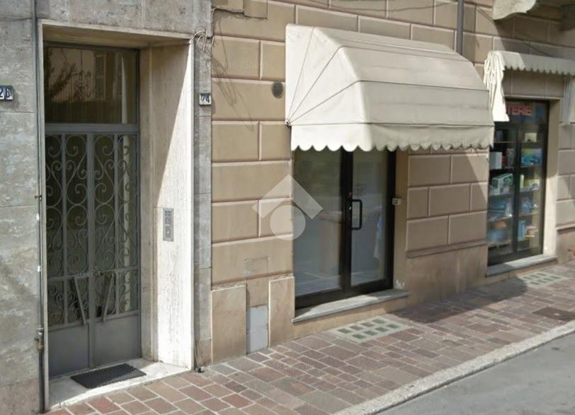 Negozio in Locale Commerciale Via Mariscotti 22, Acqui Terme, {3} - Foto 1