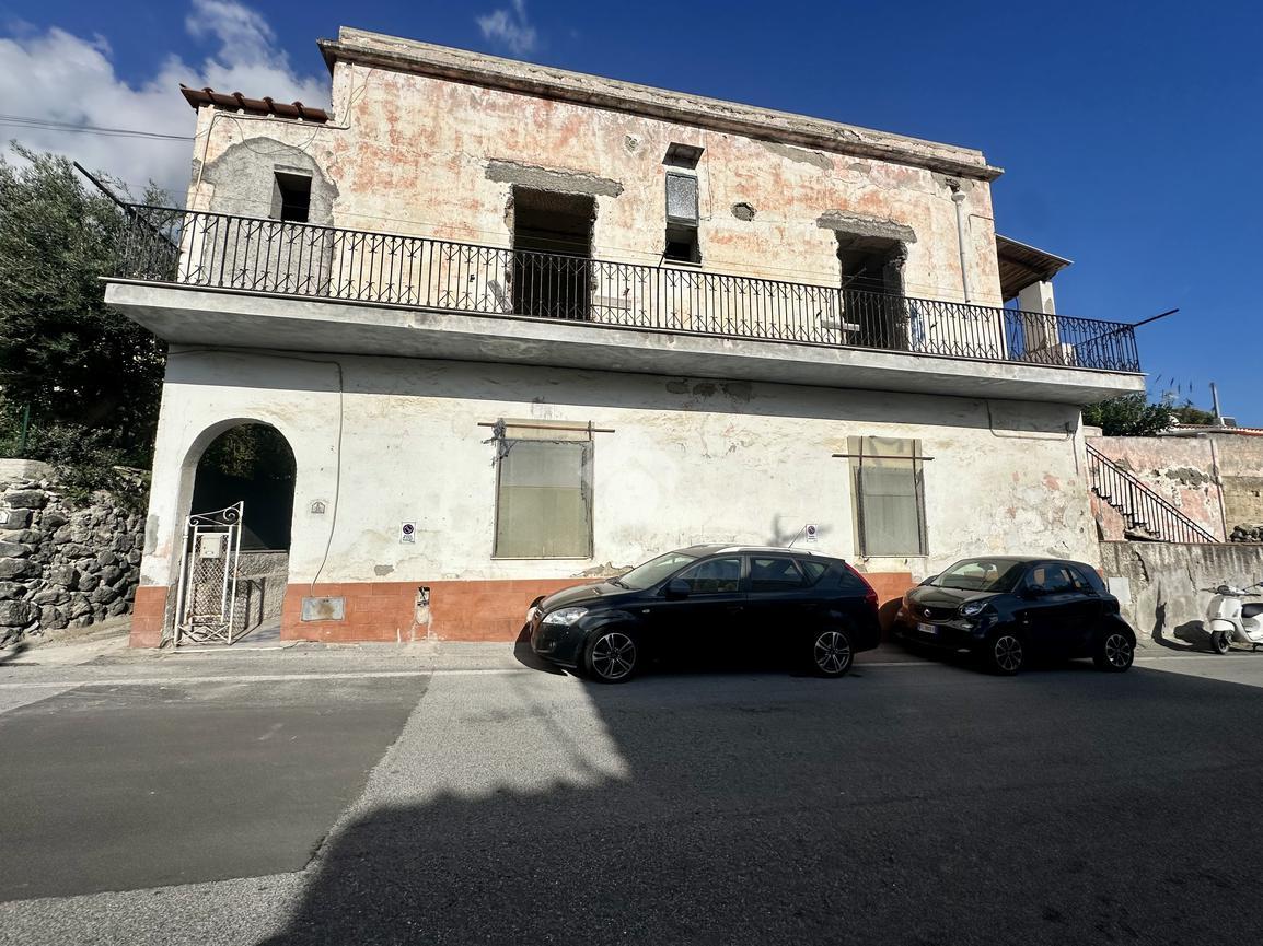 Palazzo in vendita a Barano D'Ischia