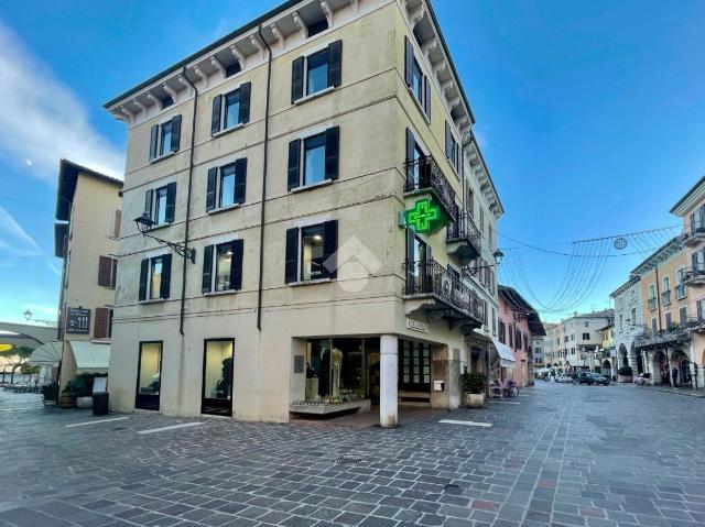 Negozio in Piazza Giuseppe Malvezzi 1, Desenzano del Garda - Foto 1