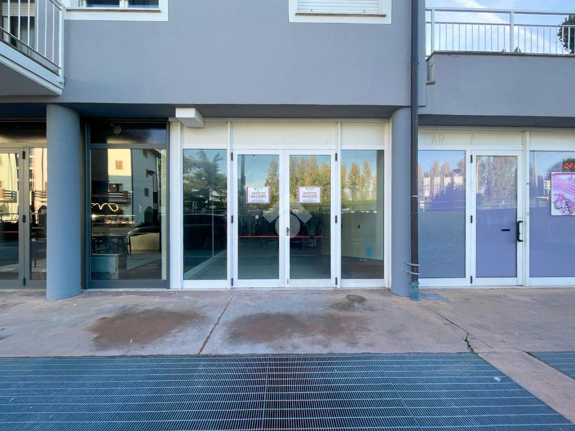Negozio in Via Marconi 1, Padenghe Sul Garda, {3} - Foto 1