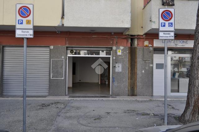 Negozio in Via Padre Ardelio della Bella 19, Foggia - Foto 1