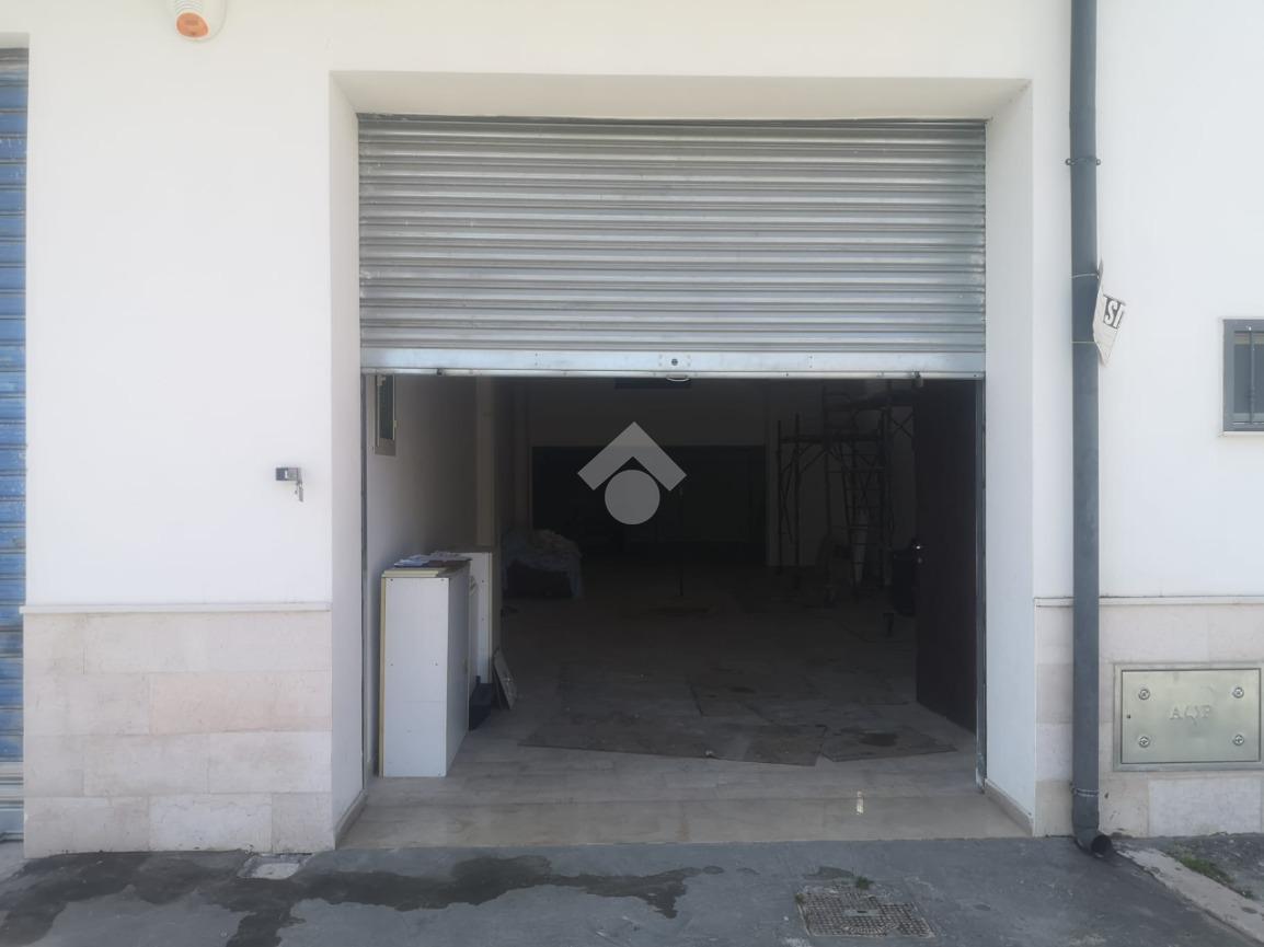 Negozio in Piazza del Sacro Cuore di Gesù 3, Foggia, {3} - Foto 1