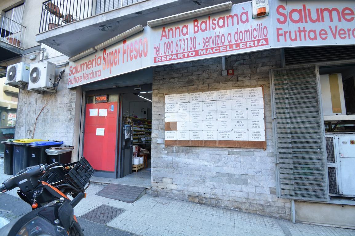 Negozio in Viale Principe Umberto 10, Messina - Foto 1
