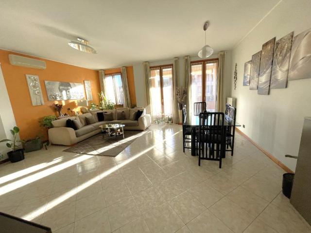 4-room flat in Piazza Falcone E Borsellino 16, Paderno Dugnano - Photo 1