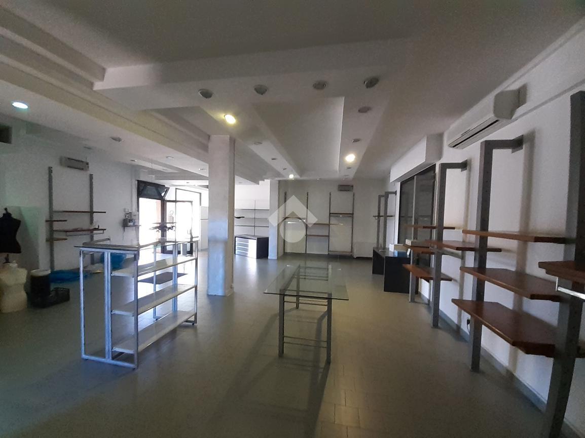 Negozio in Quartiere Copernico 2, Campolongo Maggiore, {3} - Foto 1