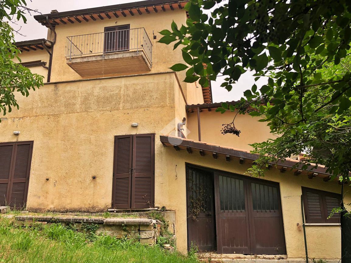 Palazzo in vendita a Gualdo Tadino
