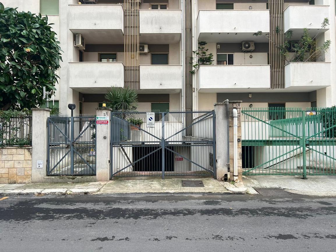 Magazzino in Via Achille Grandi 5, Brindisi, {3} - Foto 2