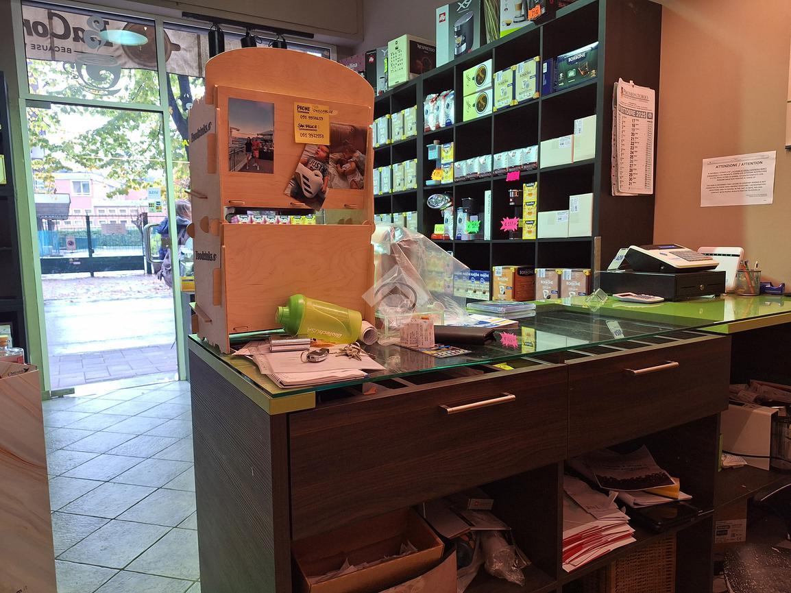 Negozio in Via Garibaldi 28, Casalecchio Di Reno, {3} - Foto 2