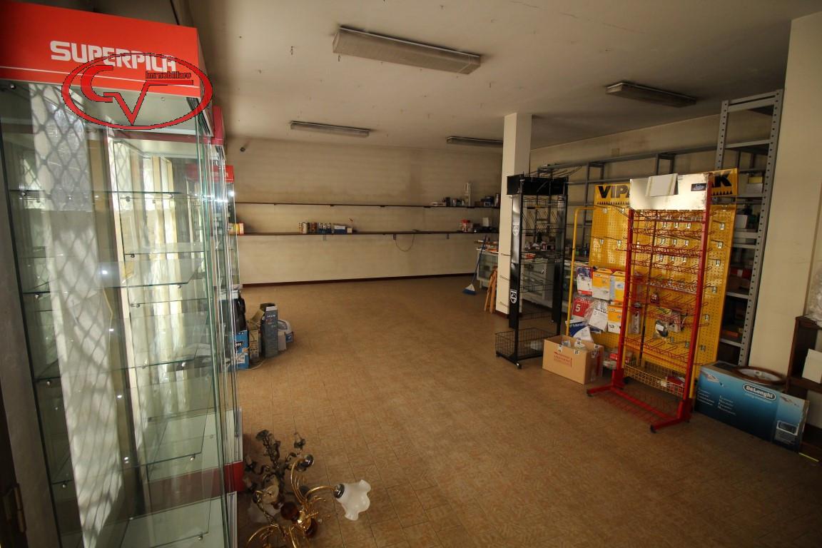 Negozio in Via Oberdan, Bucine, {3} - Foto 2