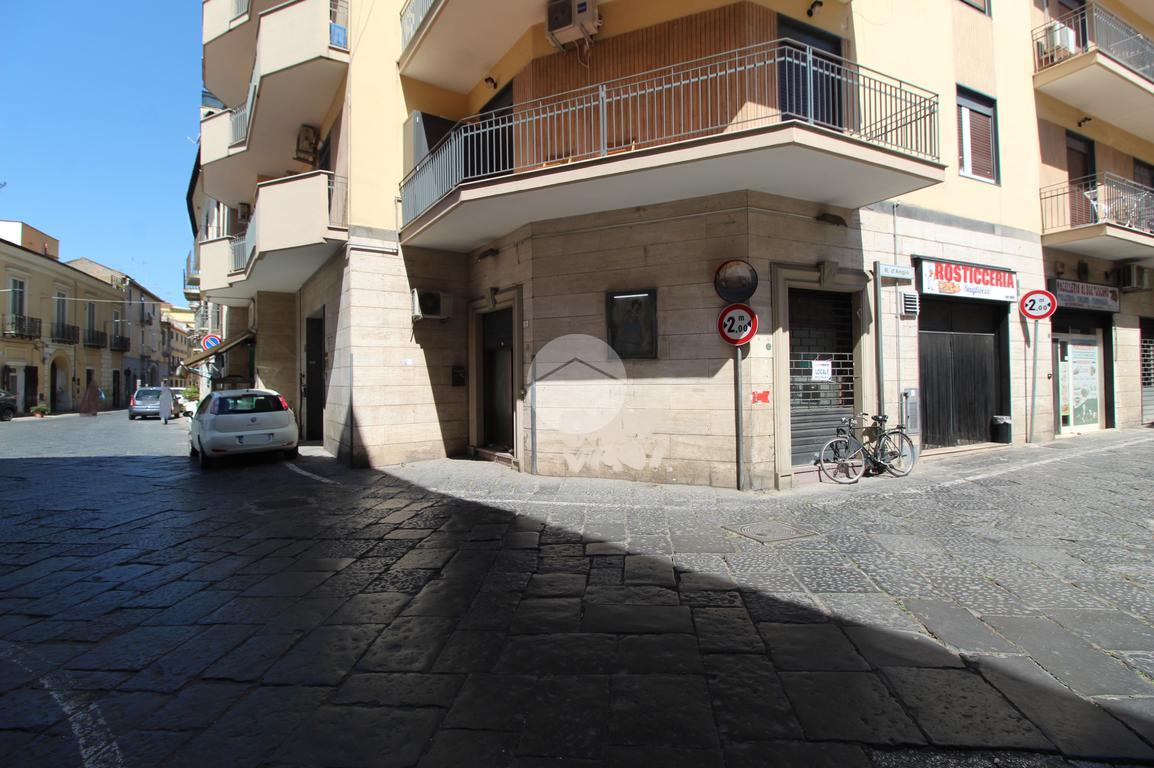 Negozio in Locale Piazza G. della Valle 16, Santa Maria Capua Vetere, {3} - Foto 1