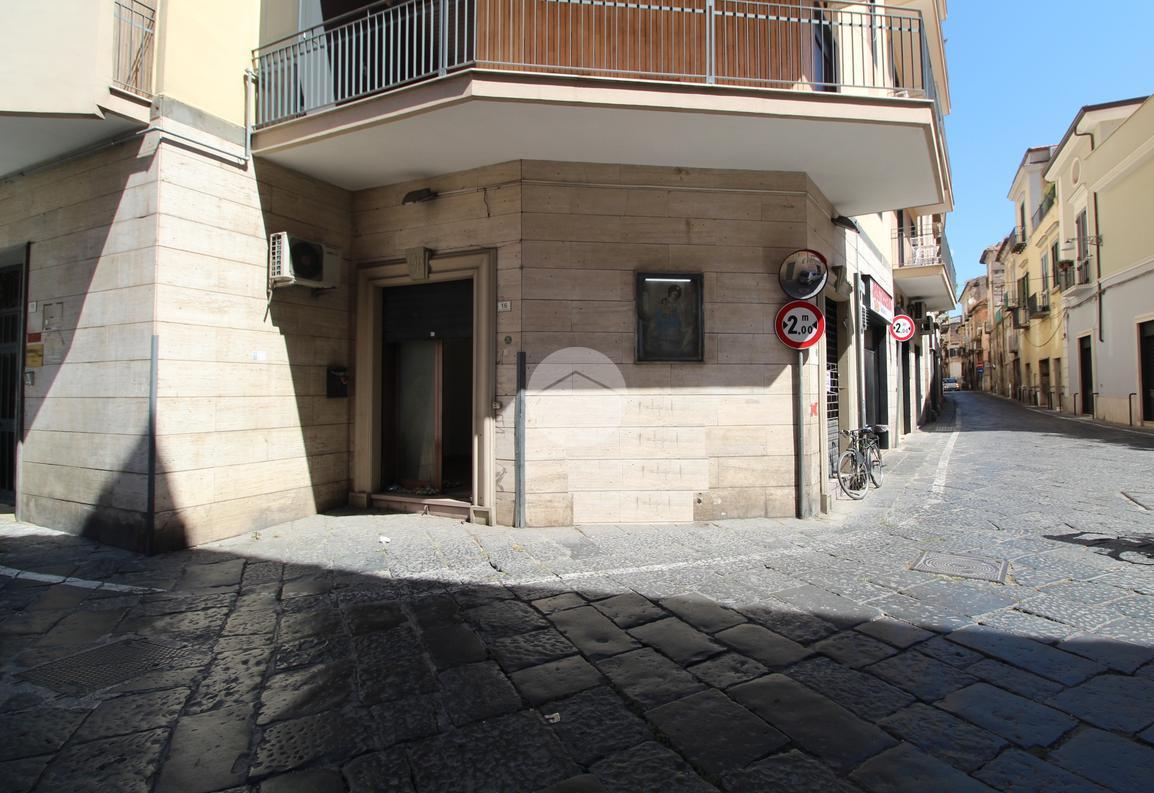 Negozio in Locale Piazza G. della Valle 16, Santa Maria Capua Vetere, {3} - Foto 2