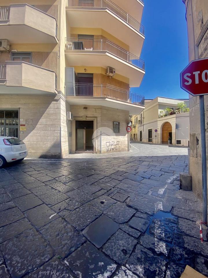 Negozio in Locale Piazza G. della Valle 16, Santa Maria Capua Vetere, {3} - Foto 1