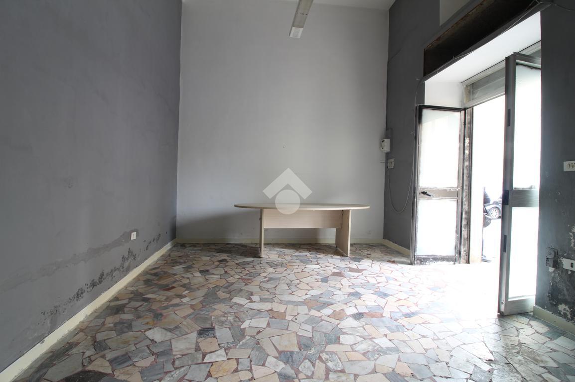 Negozio in Via Filippo Iovara 86, Casagiove - Foto 1