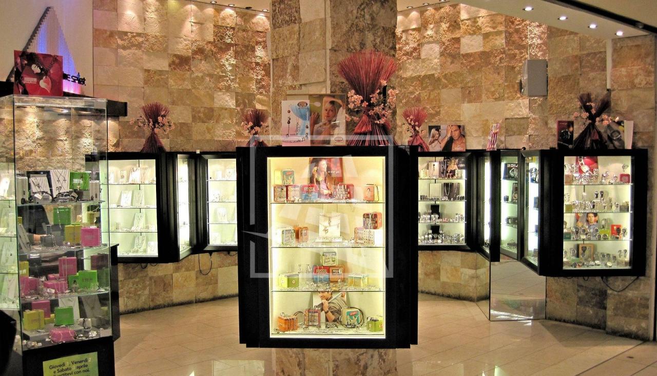 Negozio in Via Luciano Fornaciari 3, Reggio Emilia, {3} - Foto 2
