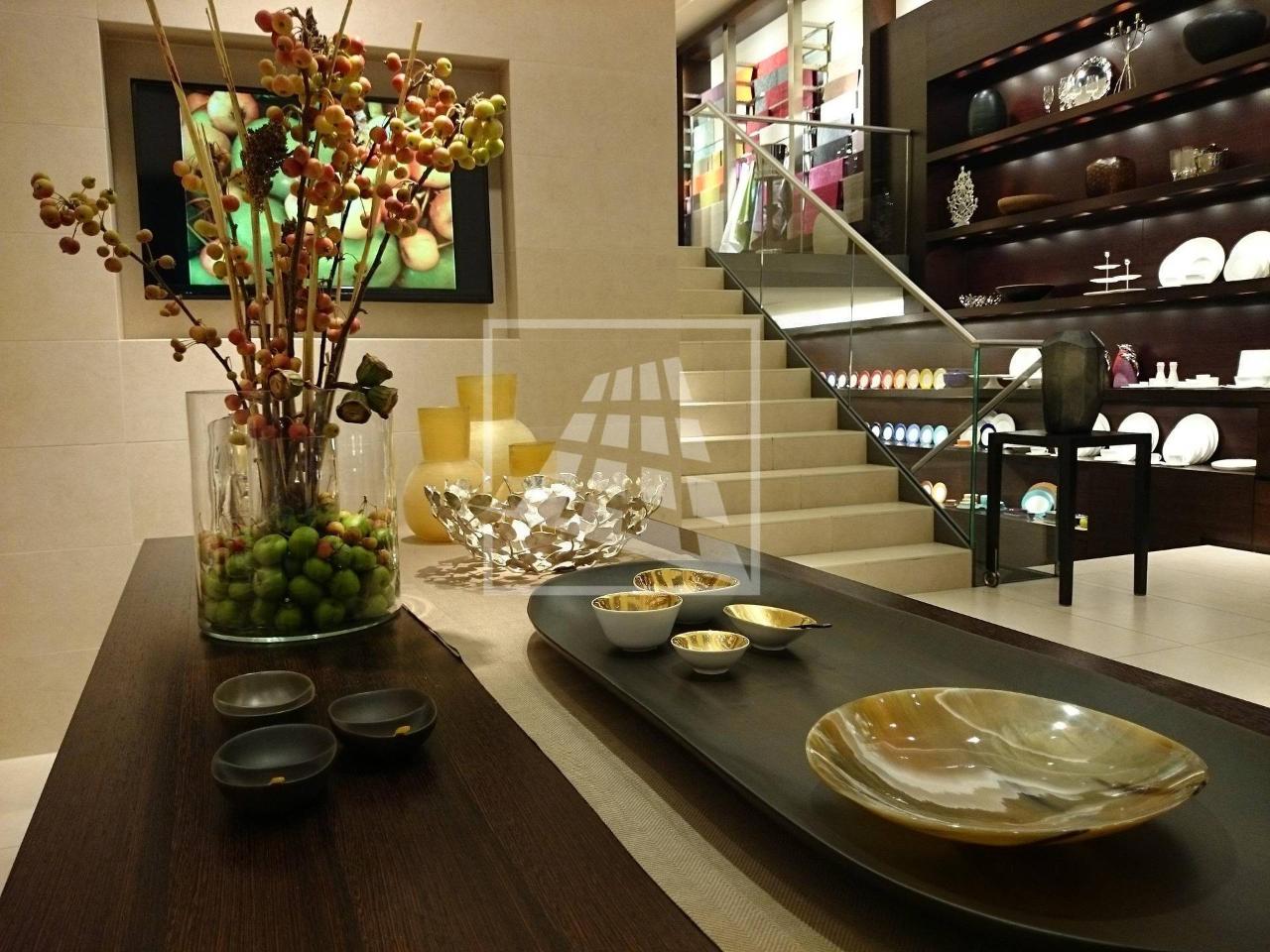 Negozio in Via Luciano Fornaciari 3, Reggio Emilia, {3} - Foto 1
