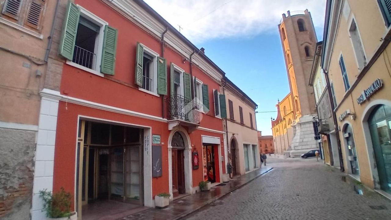 Negozio in Piazza Ugo Bassi 27, Comacchio, {3} - Foto 2