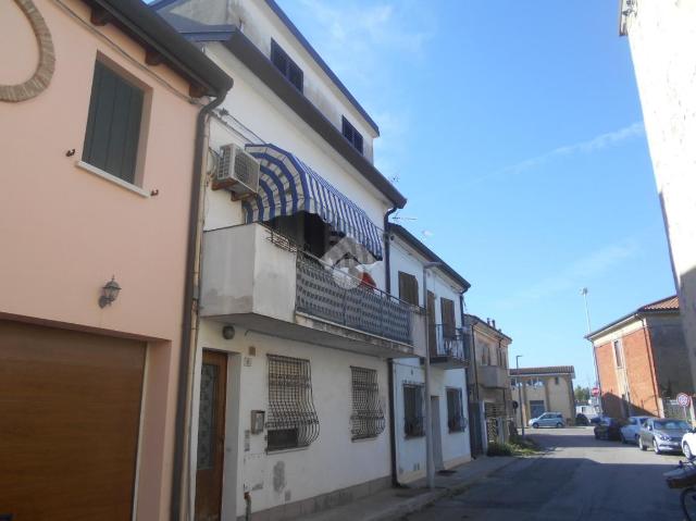 Detached house in Via Fratelli Cairoli 8, Comacchio - Photo 1