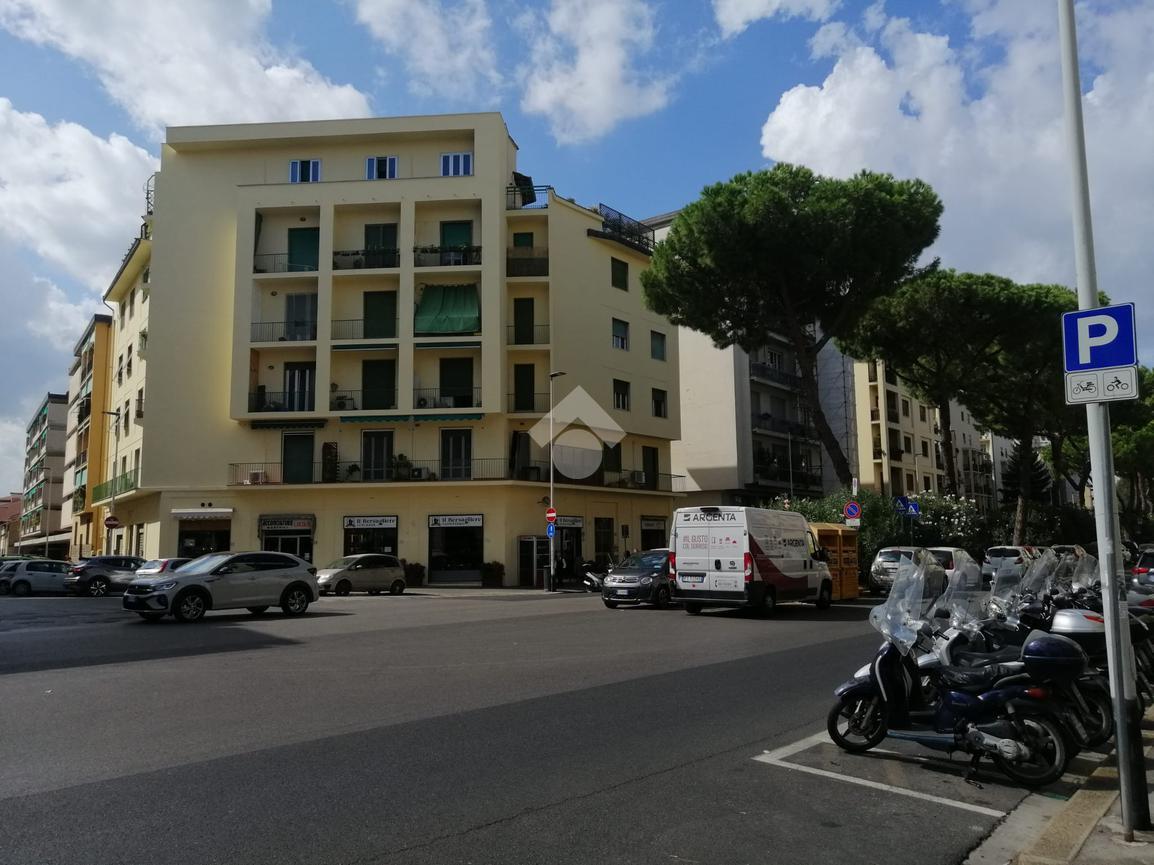 Negozio in Viale Eleonora Duse 18, Firenze - Foto 1