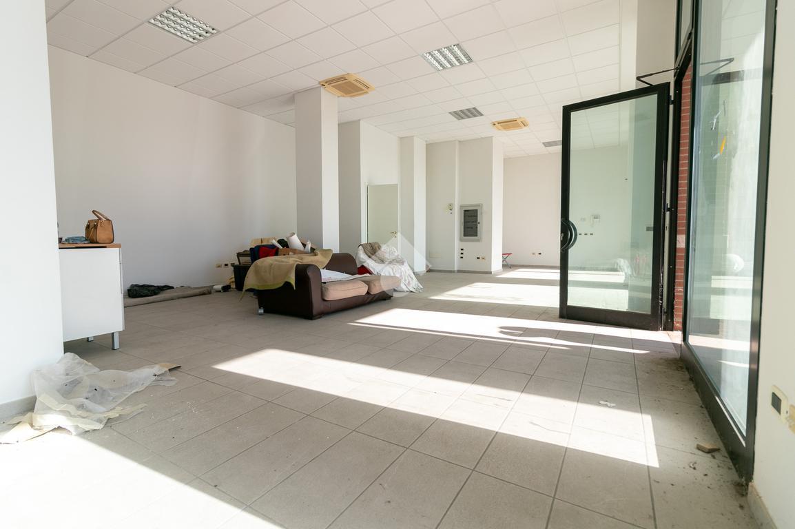 Negozio in Via Silver Sirotti 9, Forli', {3} - Foto 2