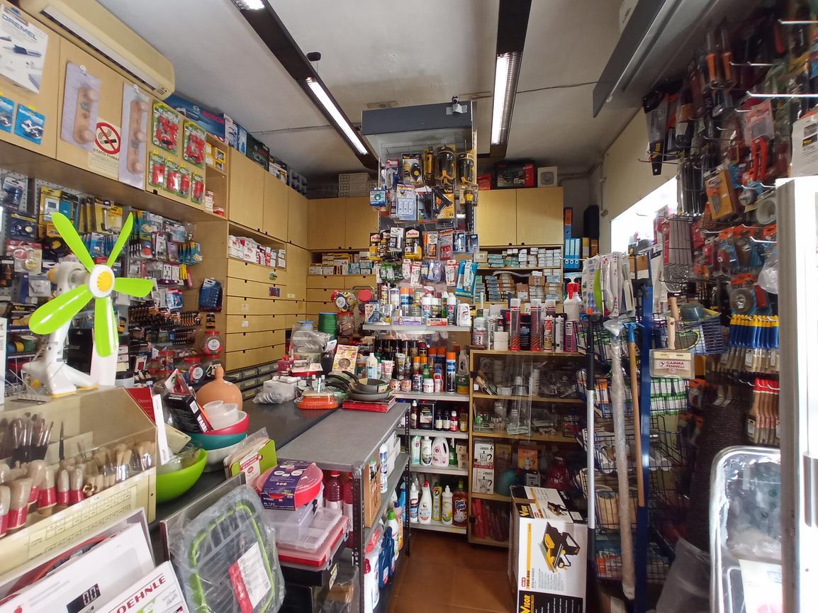 Negozio in Viale Giorgio Modugno 23, Genova - Foto 1