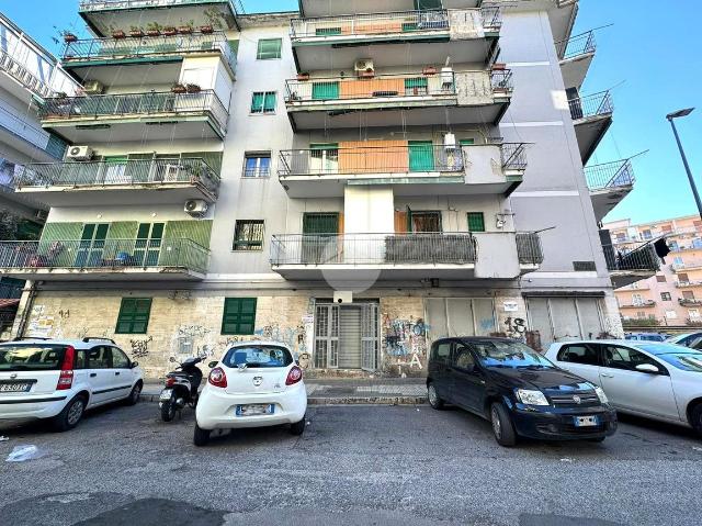 Geschäft in Viale degli Asteroidi 5, Napoli - Foto 1