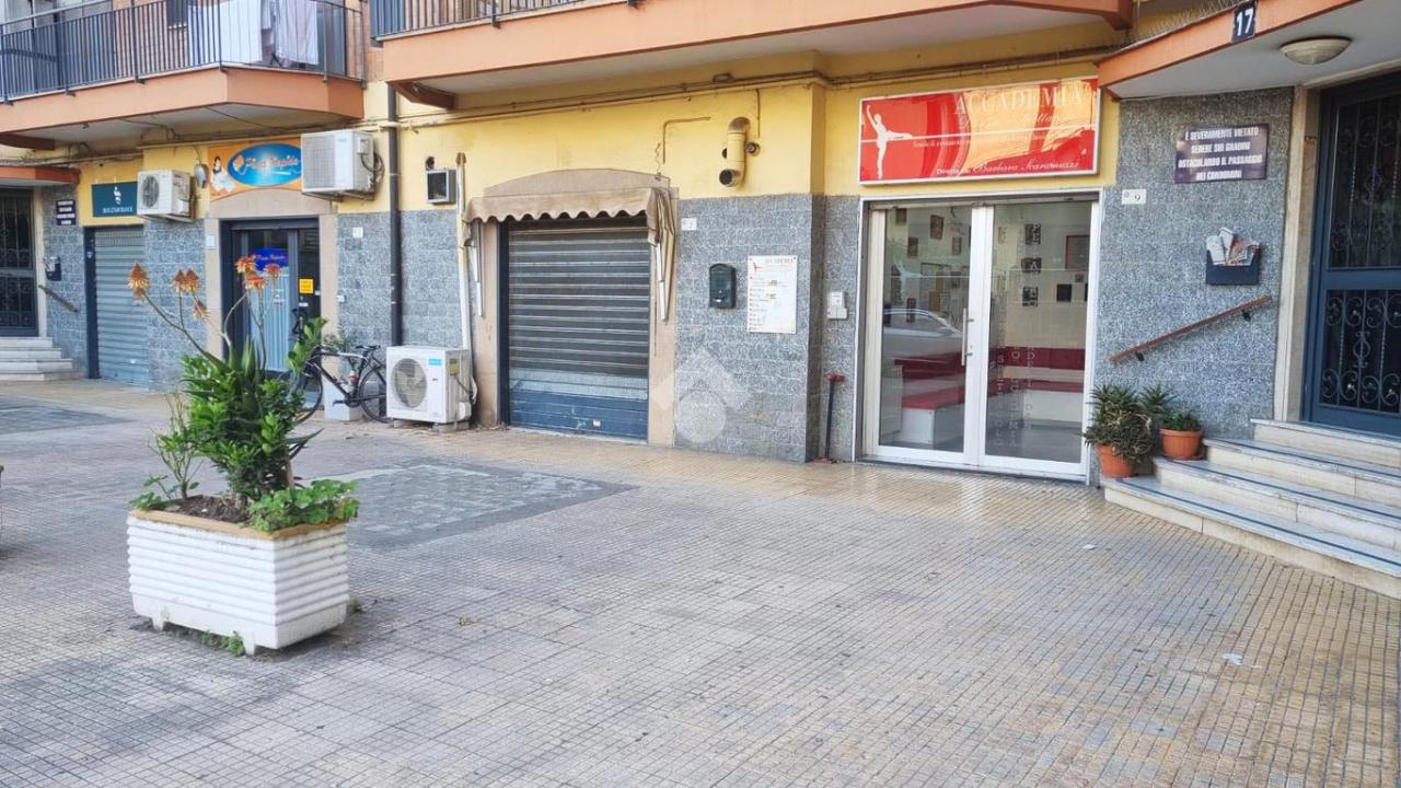 Negozio in Via Via Fratelli Bandiera 7, Pomigliano D'Arco, {3} - Foto 1