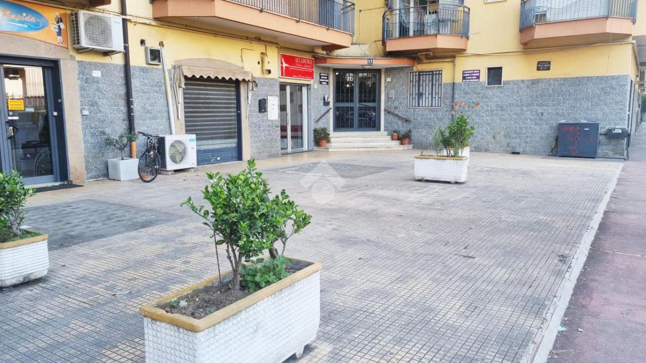 Negozio in Via Via Fratelli Bandiera 7, Pomigliano D'Arco, {3} - Foto 1
