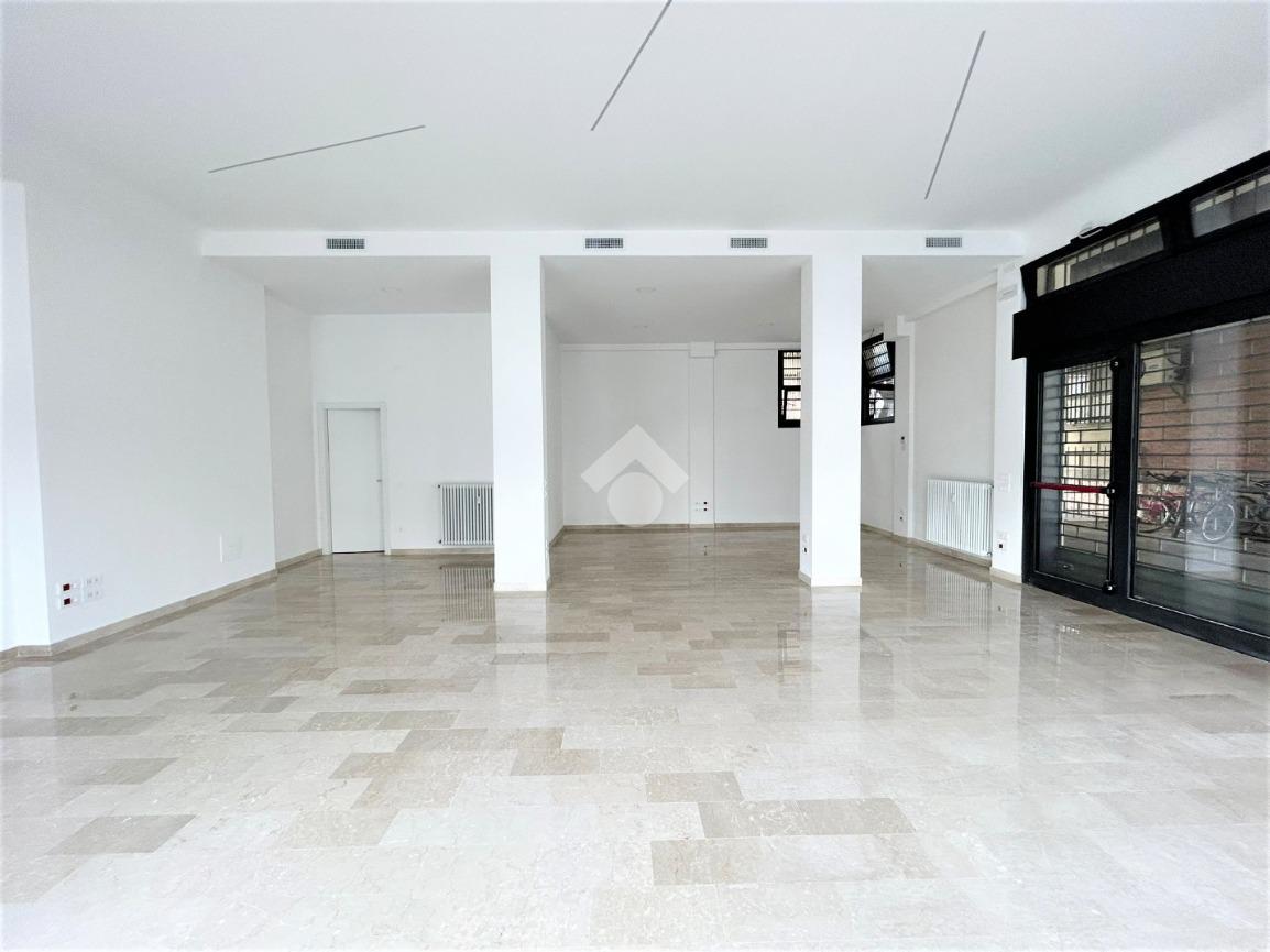 Negozio in Via Martiri Giuliani E Dalmati 13, Padova, {3} - Foto 2