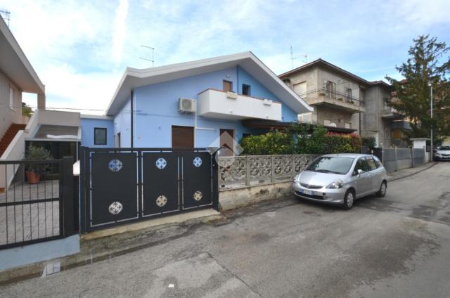 Detached house in {3}, Via l'Aquila 61 - Photo 1