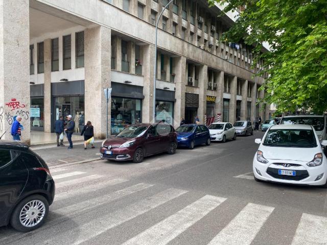 Negozio in {3}, Viale dei Salesiani 2 - Foto 1