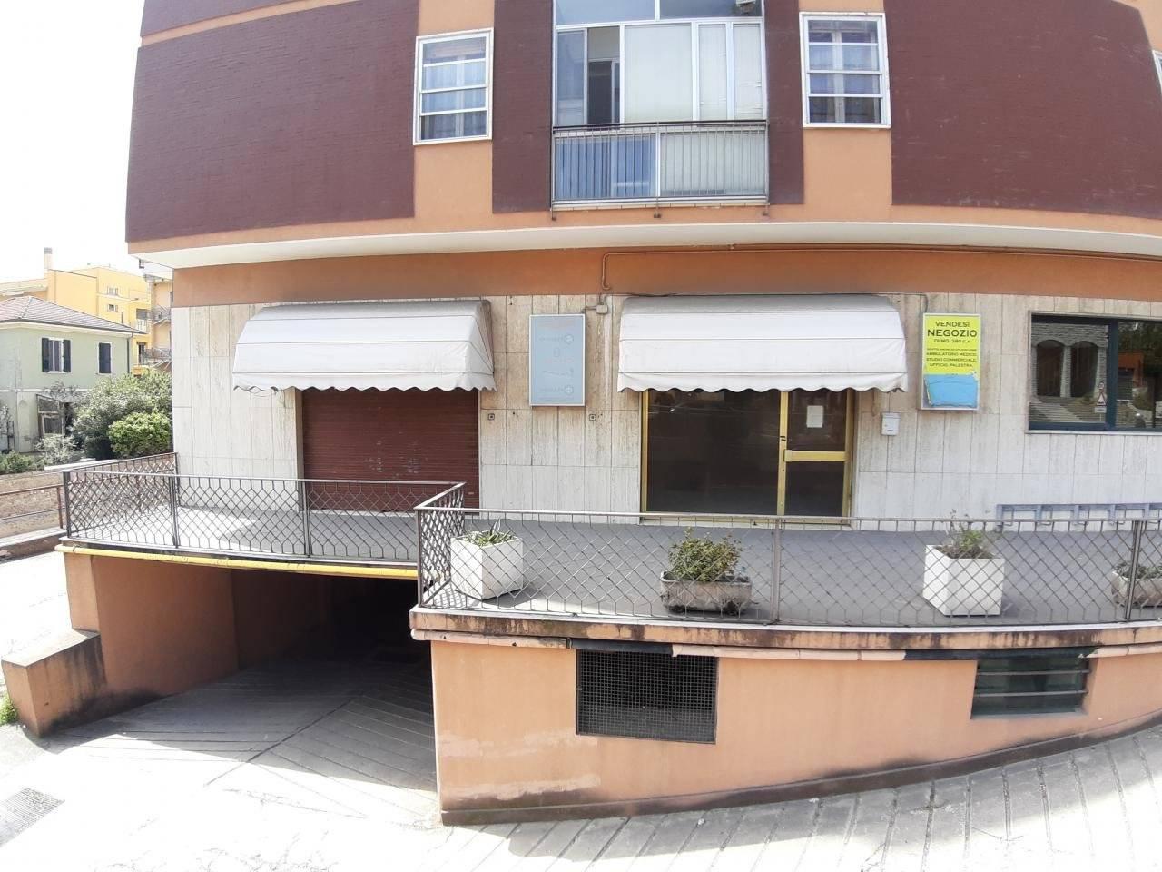 Negozio in Viale Felice Cavallotti 76, Pesaro, {3} - Foto 1