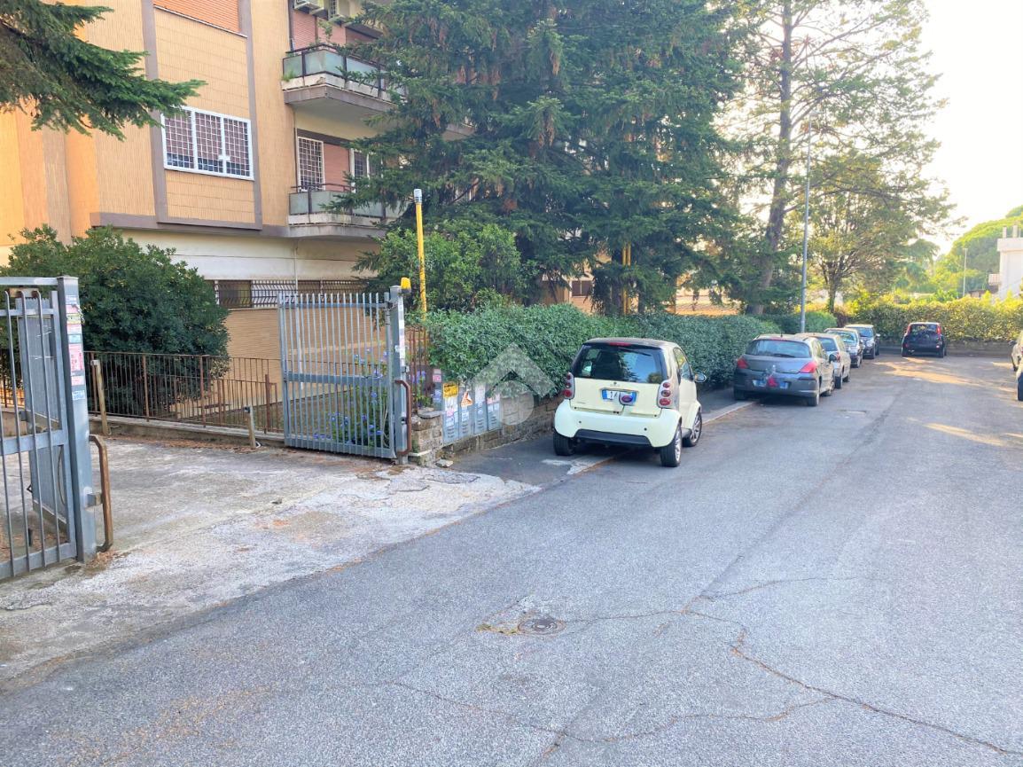 Magazzino in Via Giulio Bizzozzero 15, Roma, {3} - Foto 1