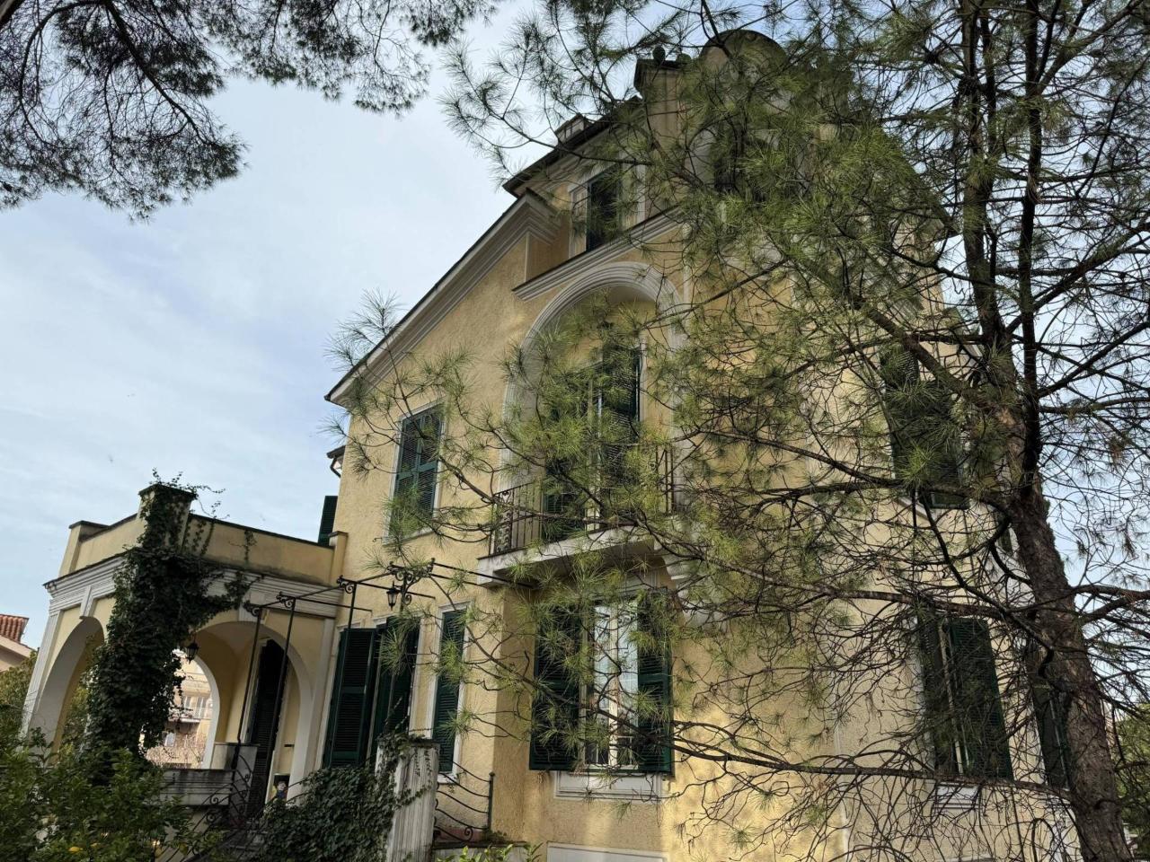 Palazzina commerciale in affitto a Roma