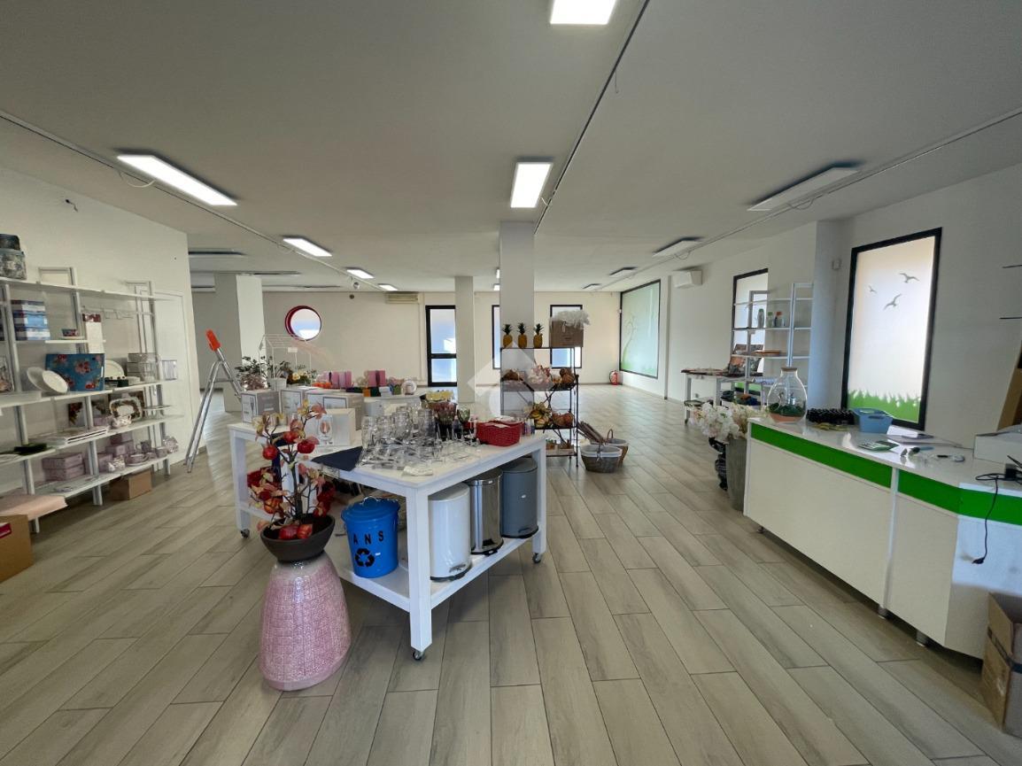 Negozio in , San Giovanni Lupatoto - Foto 1