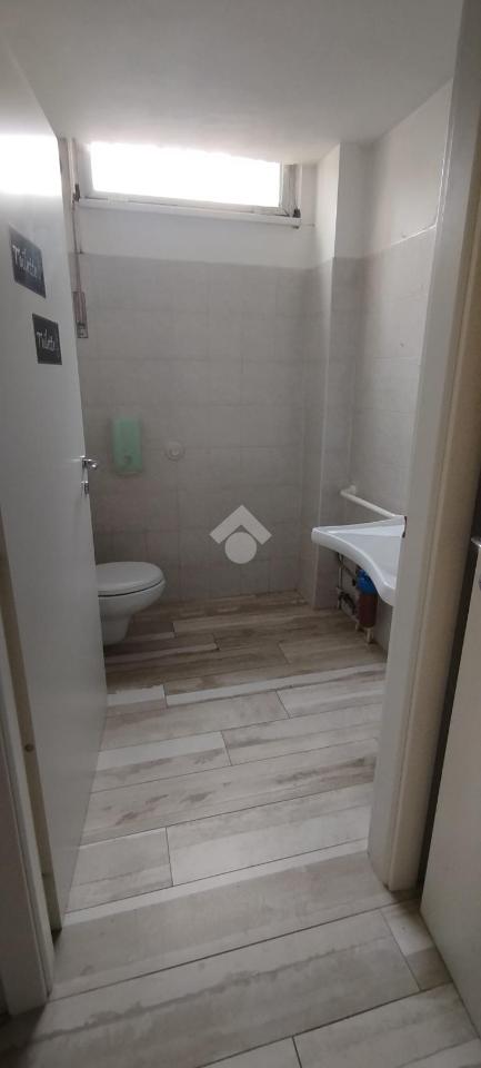 Negozio in Via Cristoforo Colombo 26, Saronno, {3} - Foto 2