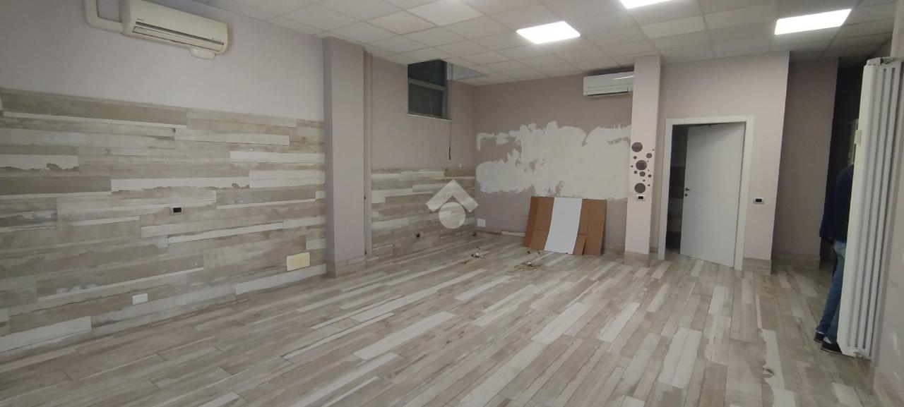 Negozio in Via Cristoforo Colombo 26, Saronno, {3} - Foto 1