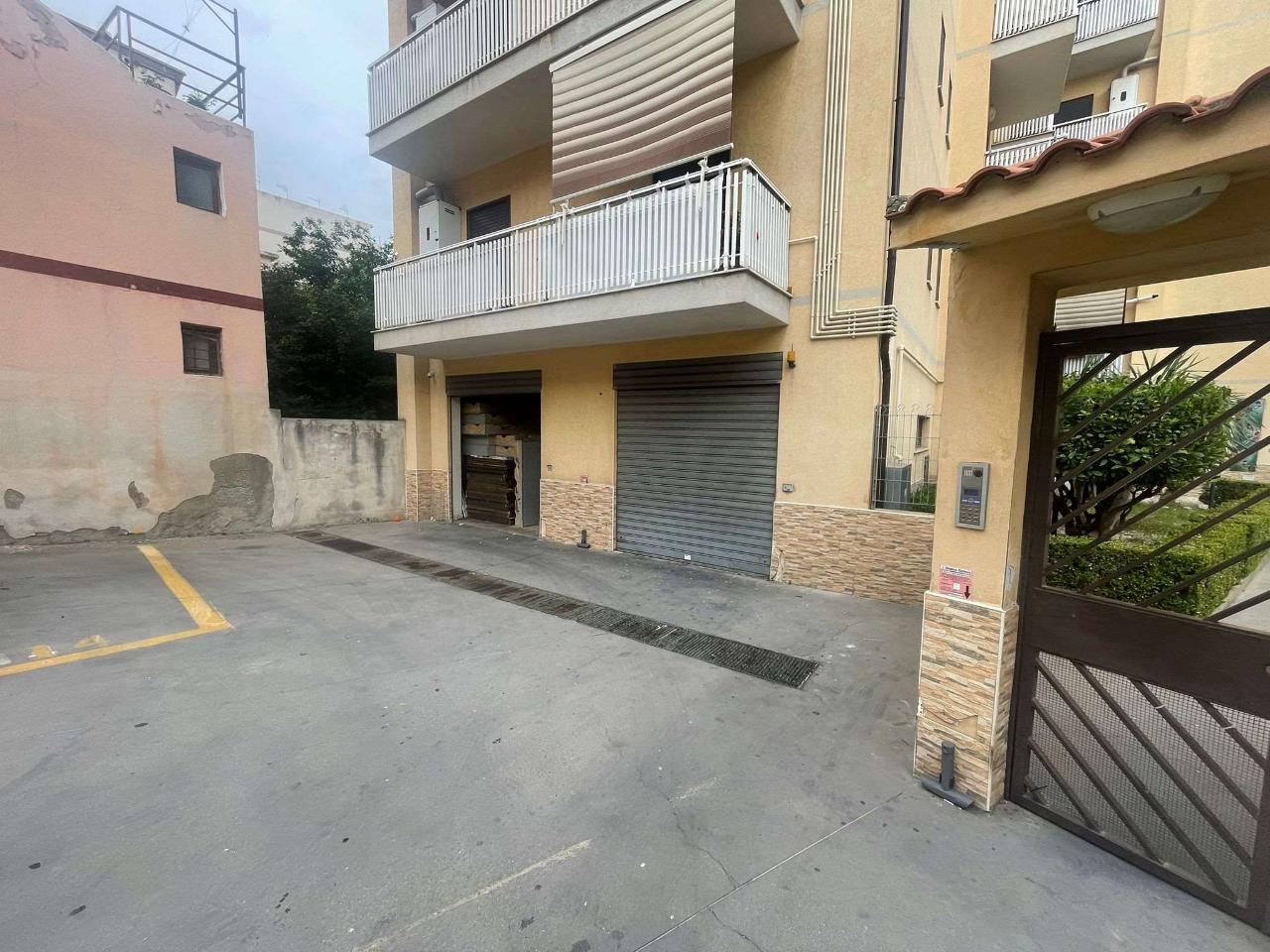 Negozio in Via Gebbione, Reggio Calabria, {3} - Foto 2